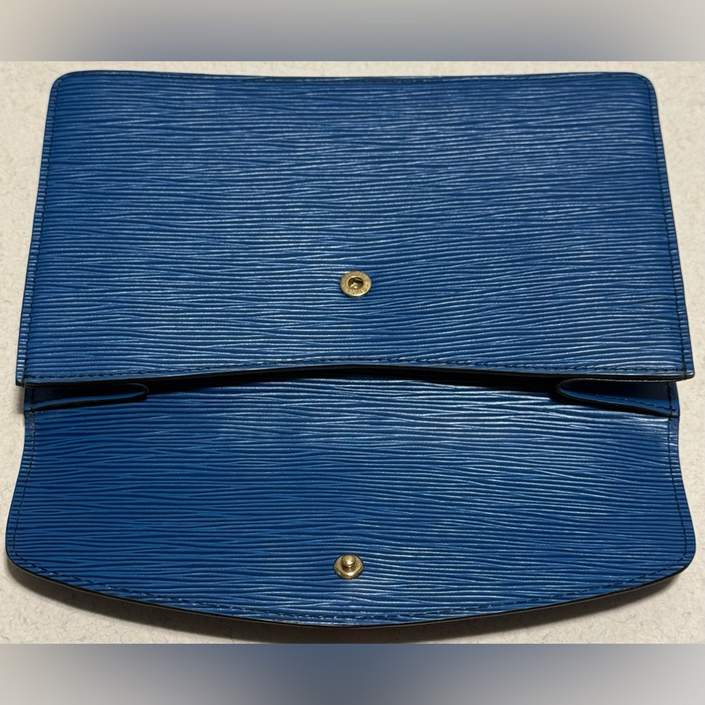 Louis Vuitton Montaigne 23 Clutch Toledo Blue Epi Leather - Picture 8 of 14